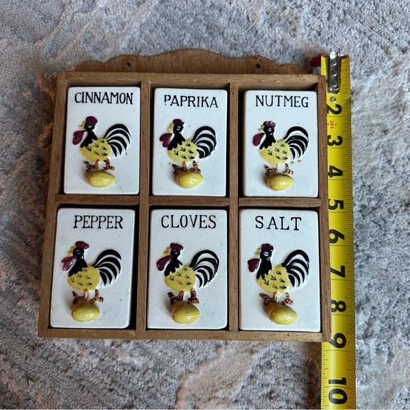 Vintage 1950s Wall Mount Spice Rack Set Wood Frame Retro Rooster Spice Jars - Picture 3 of 8